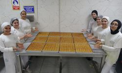 Baklavacı kız öğrenciler Ramazan mesaisinde