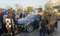 Kırmızı ışıkta geçen kamyonet ile otomobilin çarpışma anı kamerada