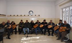 Çiftçiler müzik kursunda gitar ve bağlama öğreniyor