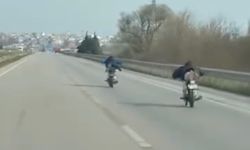 Motor üstünde yatarak tehlikeli yolculuk