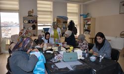 Kadınlar hem öğreniyor hem aile bütçesine katkı sağlıyor
