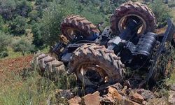 Gaziantep'te devrilen traktörün sürücüsü hayatını kaybetti