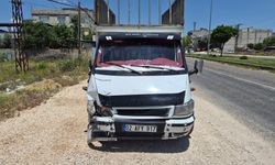 Kamyonet ile çarpışan motosikletin sürücüsü yaralandı
