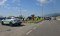 Gaziantep'te 2 otomobil kavşakta çarpıştı