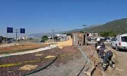 Gaziantep'te arpa yüklü tır kavşakta yan yattı