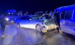 Gaziantep'te 2 araç kafa kafaya çarpıştı