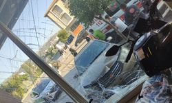 Ehliyetsiz gencin kullandığı otomobil motosiklet mağazasına daldı