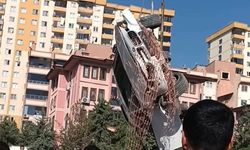 Kontrolden çıkan lüks otomobil köprü inşaatı çukuruna düştü