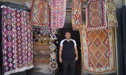 Yörük köylerinden topladığı halı ve kilimleri satarak geçmişi geleceğe taşıyor