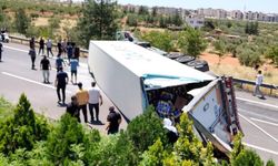 Gaziantep’te muz yüklü tır devrildi