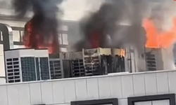 İnşaatı devam eden hükumet konağı çatısında korkutan yangın