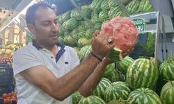 Manavın eliyle karpuz soyma videosu sosyal medyada viral oldu