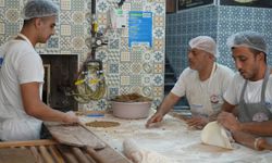 Kavurucu sıcaklarda ocak başında 800 lahmacun pişiriyor