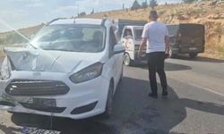 Gaziantep'te hafif ticari araç ile otomobil çarpıştı