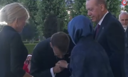 Emine Erdoğan, Macron'un elini öpmesine izin vermedi