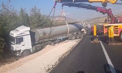 Gelin konvoyuna çarpmamak için manevra yapan tanker yoldan çıktı