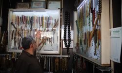 Engelini tespih yaparak unutuyor