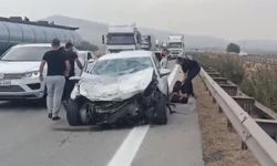 Kontrolden çıkan otomobil tıra ve bariyerlere çarptı: 3 yaralı