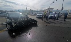 Gaziantep'te 2 otomobil kavşakta çarpıştı