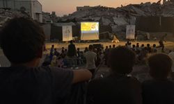 Gazze’de yıkımın ortasında çocuklar için gezen sinema
