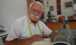 55 yıllık terzi, boş vakitlerini kitap okuyarak geçiriyor