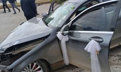 Kontrolden çıkan araç direğe çarparak karşı şeride geçti: 1 yaralı