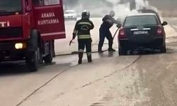 Gaziantep'te seyir halindeki araç alev aldı