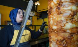20 yaşındaki döner ustası kadın erkeklere taş çıkartıyor