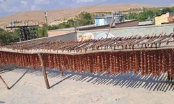 Gaziantep'in yöresel lezzetleri cevizli sucuk ve bastık geleneksel yöntemlerle hazırlanıyor