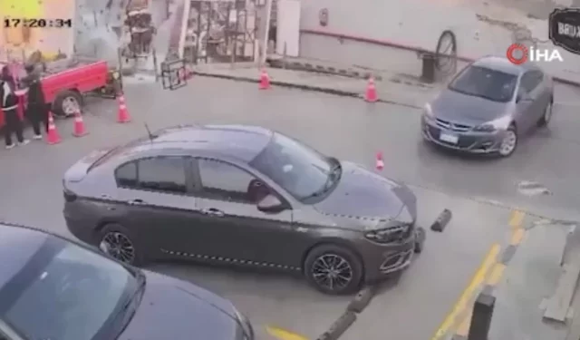 Akaryakıt İstasyonunda Zemin Çöktü: 2 Dükkan Çukura Gömüldü