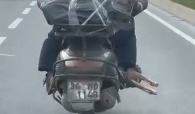 Motorcu ayağının altında et taşıdı