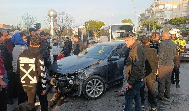 Kırmızı ışıkta geçen kamyonet ile otomobilin çarpışma anı kamerada