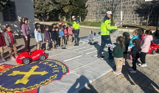 Jandarmadan öğrencilere güvenli trafik eğitimi