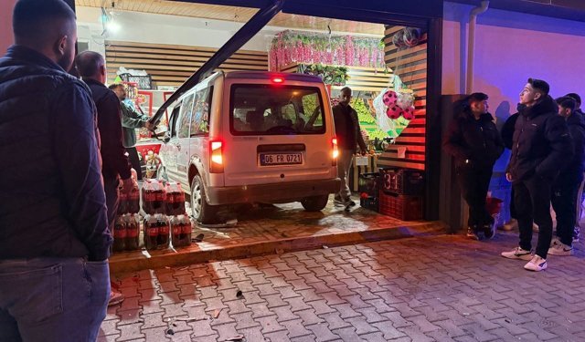 Ehliyetsiz sürücü önce kaza yaptı, ardından markete girdi