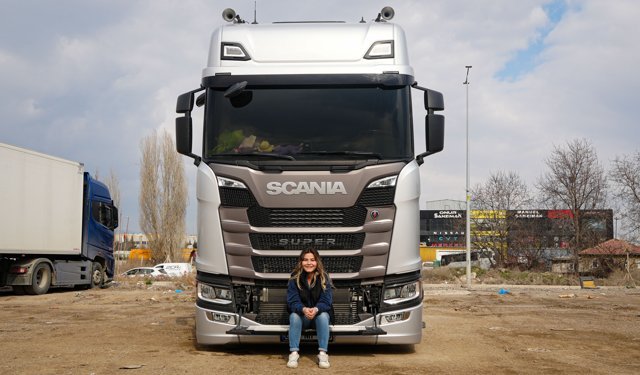 Sıradan hayatından sıkılan genç kadın uzun yol tır şoförü oldu