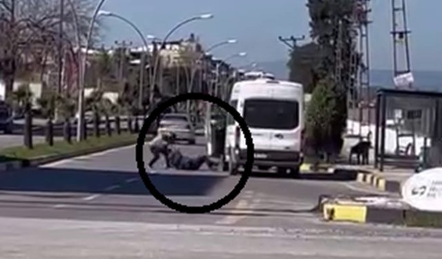 Yere yatırdığı minibüs şoförünü defalarca yumrukladı