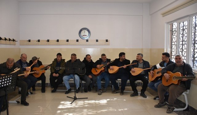 Çiftçiler müzik kursunda gitar ve bağlama öğreniyor