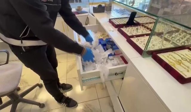 Vitrin kuyumcu, içerisi darphane!