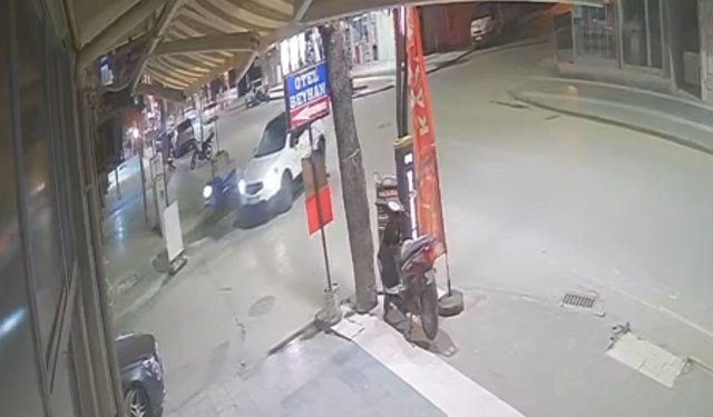 Otomobil motosiklete çarptı: Kaza anı kamerada