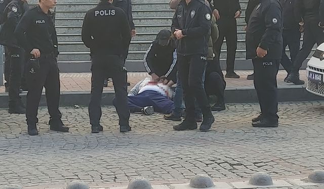 Kararını Beklemedi: İstismar Sanığını Kalbinden Bıçakladı