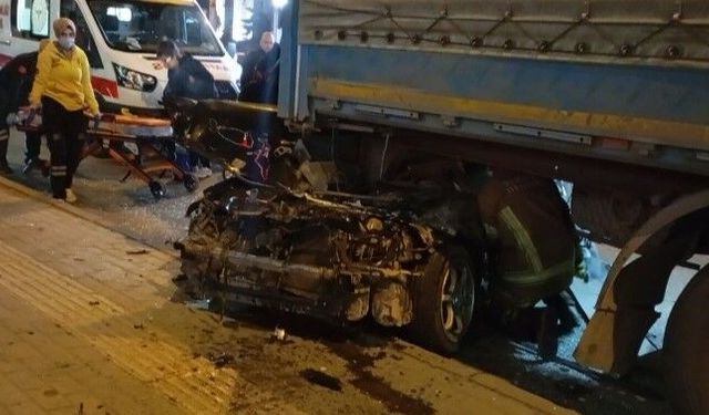 İkiye bölünen araçtan kurtuldu: Kaza kameraya yansıdı...