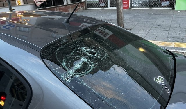 Trafikte barbarlık: "Gel gel" dedi, camı tuzla buz etti!