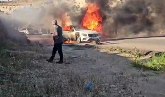 Gaziantep'te seyir halindeki lüks otomobil alev alev yandı