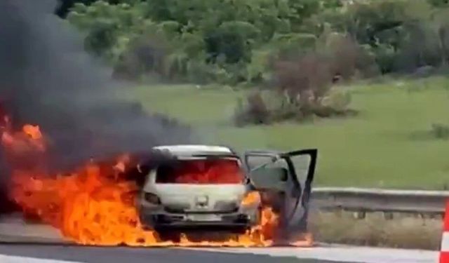 TAG Otoyolu'nda seyir halindeki otomobil yandı