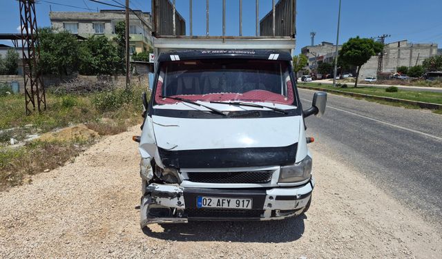 Kamyonet ile çarpışan motosikletin sürücüsü yaralandı