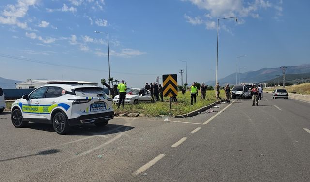 Gaziantep'te 2 otomobil kavşakta çarpıştı