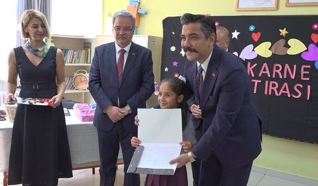 Gaziantep'te 680 bini aşkın öğrenci karne heyecanı yaşadı
