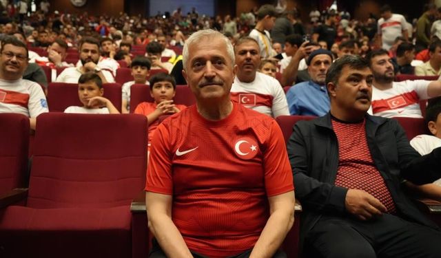 Dualarla milli takıma destek olundu, dev ekranda maç heyecanı yaşandı