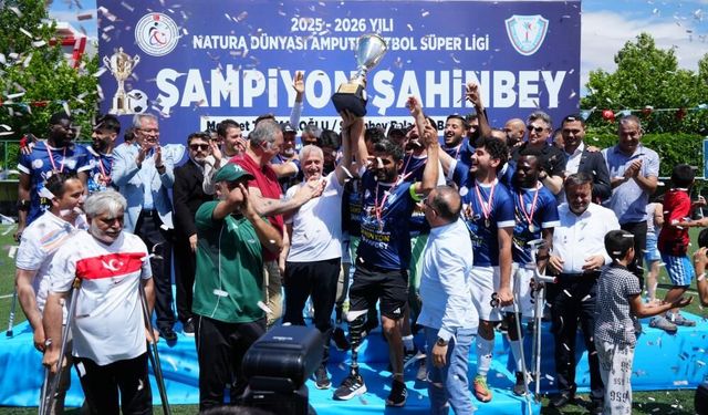 Şahinbey Ampute Futbol Takımı şampiyonluk kupasını kaldırdı