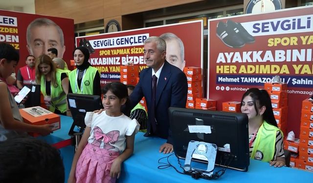Şahinbey'de öğrencilere spor ayakkabı dağıtma geleneği devam ediyor